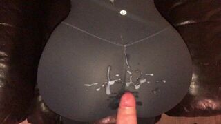 Cumming all over the ass of her leggings and rubbing it in - porn video